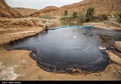 نیروهای عملیات شرکت نفت و گاز آغاجاری دقیقا در نقطه‌ی تلاقی روستا و رودخانه‌ی آلوده‌ی تنگ ‌تلخ، با ایجاد سه سد خاکی و چند پَد فومی مانع انتشار آلودگی و انتقال آن به سمت روستاهای پایین دست و خصوصا سد فجر شدند. سدی که در شش کیلومتری این رودخانه قرار داشته و سه هزار هکتار زمین زراعی را پوشش می‌دهد. آلودگی مهار شده ولی حدود ده کیلومتر از رودخانه دارای لکه‌های نفتی بوده و همچنان آلوده است و میبایست عملیات تجمیع لکه‌های نفتی پشت سدهای خاکی و پدهای فومی تعبیه شده توسط پرسنل عملیات نفت ادامه یابد تا تمامی این لکه ها در اثر جریان آب یا بارش باران به نقطه‌ی تجمیع منتقل شوند.