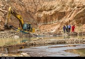 نیروهای عملیات شرکت نفت و گاز آغاجاری دقیقا در نقطه‌ی تلاقی روستا و رودخانه‌ی آلوده‌ی تنگ ‌تلخ، با ایجاد سه سد خاکی و چند پَد فومی مانع انتشار آلودگی و انتقال آن به سمت روستاهای پایین دست و خصوصا سد فجر شدند. سدی که در شش کیلومتری این رودخانه قرار داشته و سه هزار هکتار زمین زراعی را پوشش می‌دهد. آلودگی مهار شده ولی حدود ده کیلومتر از رودخانه دارای لکه‌های نفتی بوده و همچنان آلوده است و میبایست عملیات تجمیع لکه‌های نفتی پشت سدهای خاکی و پدهای فومی تعبیه شده توسط پرسنل عملیات نفت ادامه یابد تا تمامی این لکه ها در اثر جریان آب یا بارش باران به نقطه‌ی تجمیع منتقل شوند.