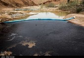 نیروهای عملیات شرکت نفت و گاز آغاجاری دقیقا در نقطه‌ی تلاقی روستا و رودخانه‌ی آلوده‌ی تنگ ‌تلخ، با ایجاد سه سد خاکی و چند پَد فومی مانع انتشار آلودگی و انتقال آن به سمت روستاهای پایین دست و خصوصا سد فجر شدند. سدی که در شش کیلومتری این رودخانه قرار داشته و سه هزار هکتار زمین زراعی را پوشش می‌دهد. آلودگی مهار شده ولی حدود ده کیلومتر از رودخانه دارای لکه‌های نفتی بوده و همچنان آلوده است و میبایست عملیات تجمیع لکه‌های نفتی پشت سدهای خاکی و پدهای فومی تعبیه شده توسط پرسنل عملیات نفت ادامه یابد تا تمامی این لکه ها در اثر جریان آب یا بارش باران به نقطه‌ی تجمیع منتقل شوند.