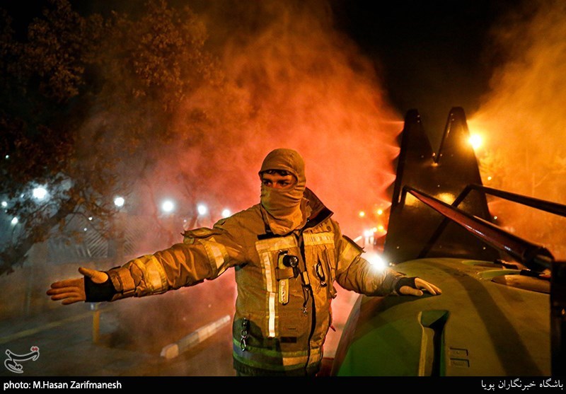 استفاده از تجهیزات نوین آتش نشانان برای ضدعفونی کردن معابر شهری