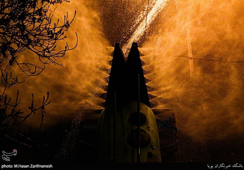 استفاده از تجهیزات نوین آتش نشانان برای ضدعفونی کردن معابر شهری