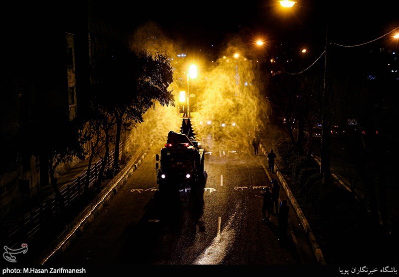 استفاده از تجهیزات نوین آتش نشانان برای ضدعفونی کردن معابر شهری