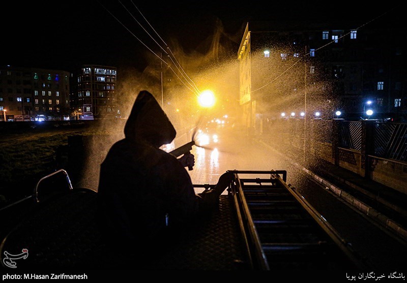 استفاده از تجهیزات نوین آتش نشانان برای ضدعفونی کردن معابر شهری