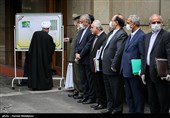 امضای تمبر یادبود تلاشگران خط مقدم مبارزه با ویروس کرونا توسط حجت‌الاسلام حسن روحانی رئیس جمهور