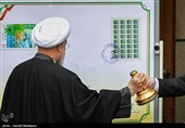 ابطال تمبر یادبود تلاشگران خط مقدم مبارزه با ویروس کرونا توسط حجت‌الاسلام حسن روحانی رئیس جمهور