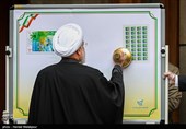 ابطال تمبر یادبود تلاشگران خط مقدم مبارزه با ویروس کرونا توسط حجت‌الاسلام حسن روحانی رئیس جمهور