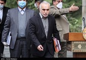 فرهاد دژپسند وزیر اقتصاد در حاشیه آخرین جلسه هیئت دولت در سال ۹۸