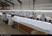 فعالیت زنان و نیروی کار ایرانی در کارخانه تولید ماسک در روزهای کرونایی