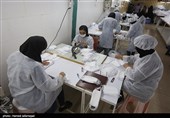 فعالیت زنان و نیروی کار ایرانی در کارخانه تولید ماسک در روزهای کرونایی