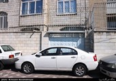 پارک کردن خودروها در پیاده رو به علت نبود جای پارک در حاشیه خیابان ها و پارکینگ های عمومی