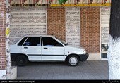 پارک کردن خودروها در پیاده رو به علت نبود جای پارک در حاشیه خیابان ها و پارکینگ های عمومی