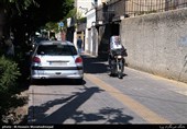 پارک کردن خودروها در پیاده رو به علت نبود جای پارک در حاشیه خیابان ها و پارکینگ های عمومی