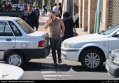 پارک کردن بر روی خطوط عابر پیاده باعث سختی رفت وآمد شهروندان شده است.