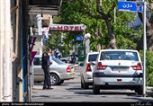 پارک کردن خودروها در پیاده رو به علت نبود جای پارک در حاشیه خیابان ها و پارکینگ های عمومی