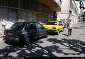 پارک کردن خودروها در پیاده رو به علت نبود جای پارک در حاشیه خیابان ها و پارکینگ های عمومی