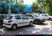 پارک کردن خودروها در پیاده رو به علت نبود جای پارک در حاشیه خیابان ها و پارکینگ های عمومی