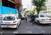 پارک کردن خودروها در پیاده رو به علت نبود جای پارک در حاشیه خیابان ها و پارکینگ های عمومی