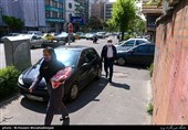 پارک کردن خودروها در پیاده رو به علت نبود جای پارک در حاشیه خیابان ها و پارکینگ های عمومی