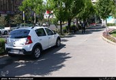 پارک کردن خودروها در پیاده رو به علت نبود جای پارک در حاشیه خیابان ها و پارکینگ های عمومی