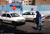 پارک کردن بر روی خطوط عابر پیاده باعث سختی رفت وآمد شهروندان شده است.