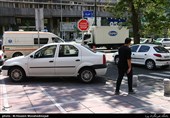 پارک کردن خودروها در پیاده رو به علت نبود جای پارک در حاشیه خیابان ها و پارکینگ های عمومی