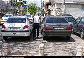 پارک کردن بر روی خطوط عابر پیاده باعث سختی رفت وآمد شهروندان شده است.