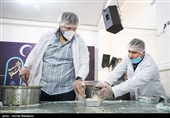حسن رحیمی و کمیل قاسمی در مراسم طبخ و توزیع 2000 وعده غذای گرم میان نیازمندان