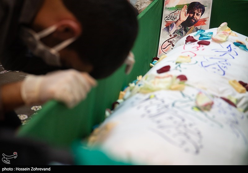 وادع با پیکر شهید مدافع حرم جواد الله کرم