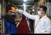 تب سنجی متهمان توسط پزشک جهت جلوگیری از شیوع ویرس کرونا در ندامتگاه تهران بزرگ 
