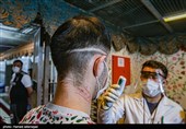 تب سنجی متهمان توسط پزشک جهت جلوگیری از شیوع ویرس کرونا در ندامتگاه تهران بزرگ 