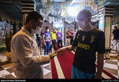 تب سنجی متهمان توسط پزشک جهت جلوگیری از شیوع ویرس کرونا در ندامتگاه تهران بزرگ