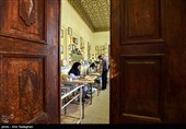 مهم‌ترین مراکز خاتم‌سازی درایران ،اصفهان و شیراز و تهران هستند که البته اکثر خاتم‌سازان در تهران اصفهانی یاشیرازی هستند.
