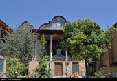 خانه سعادت مربوط به دوره قاجار است و در بافت قدیم شیراز، خیابان دستغیب، گذر سنگ سیاه واقع شده و این اثر در تاریخ ۲ آبان ۱۳۸۲ باشمارهٔ ثبت ۱۰۴۸۱ به‌عنوان یکی از آثار ملی ایران به ثبت رسیده است.