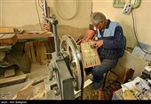 مهم‌ترین مراکز خاتم‌سازی درایران ،اصفهان و شیراز و تهران هستند که البته اکثر خاتم‌سازان در تهران اصفهانی یاشیرازی هستند.