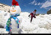 جشنواره آدم برفی‌های خوشحال با حضور خانواده ها و شهروندان تهرانی در ایستگاه 7 توچال