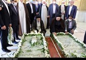 قرائت فاتحه حجج الاسلام سیدحسن خمینی و سیدابراهیم رئیسی رئیس قوه قضائیه بر سر مزار شهیدان محمدعلی رجایی و محمدجواد باهنر 