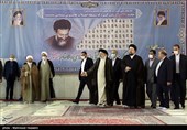 حضور حجج الاسلام سیدحسن خمینی و سیدابراهیم رئیسی رئیس قوه قضائیه بر سر مزار شهدای 72 تن
