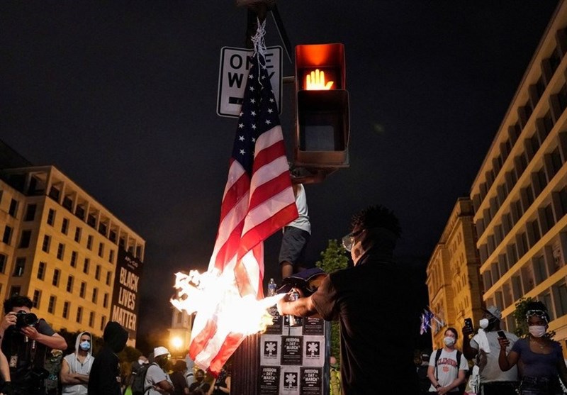 Anti-Racist Protesters Burn US Flag near White House (+Video)