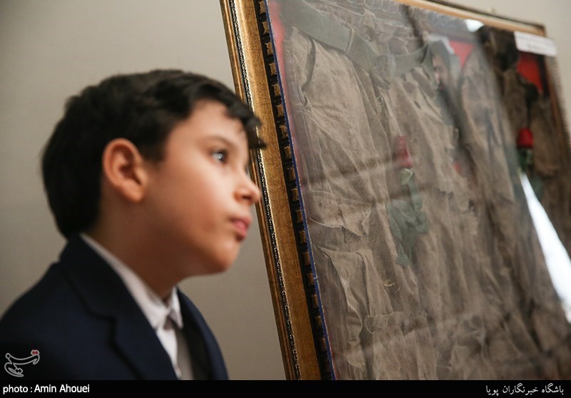 اهدای لباس تفحص شده شهید الله کرم به خانواده ایشان