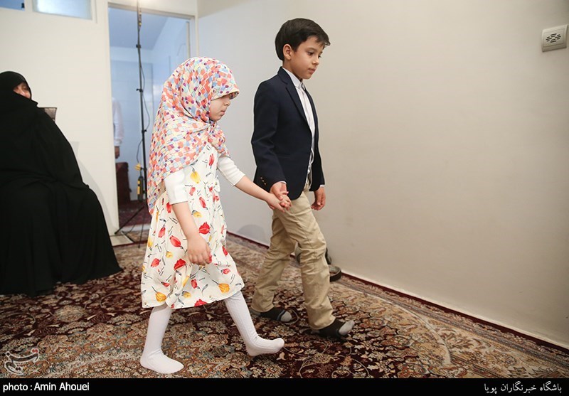 علی اکبر و زهرا الله کرم فرزندان شهید مدافع حرم جواد الله کرم