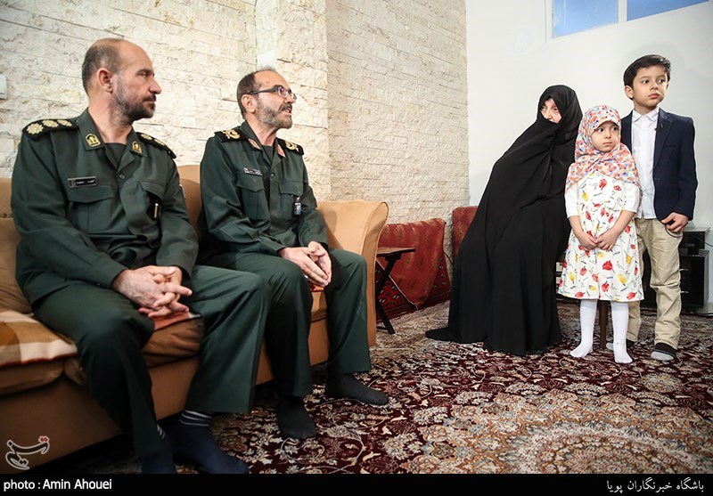 اهدای لباس تفحص شده شهید الله کرم به خانواده ایشان