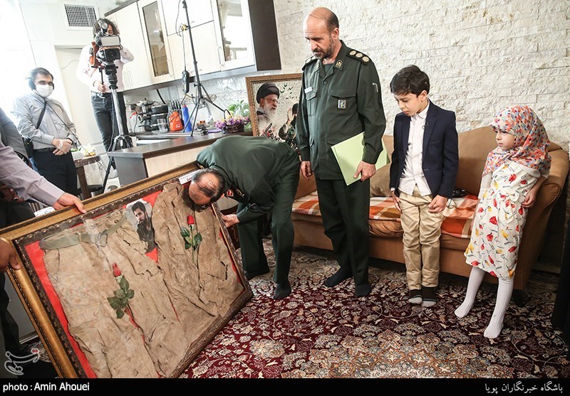 اهدای لباس تفحص شده شهید الله کرم به خانواده ایشان