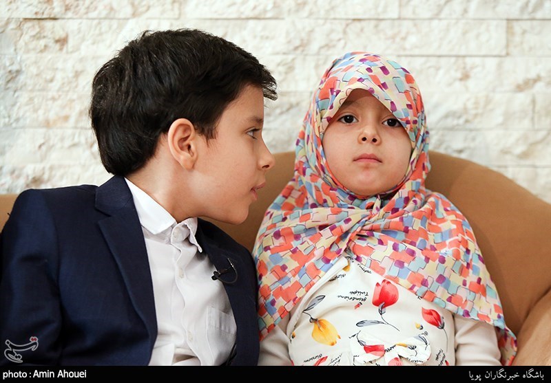 علی اکبر و زهرا الله کرم فرزندان شهید مدافع حرم جواد الله کرم