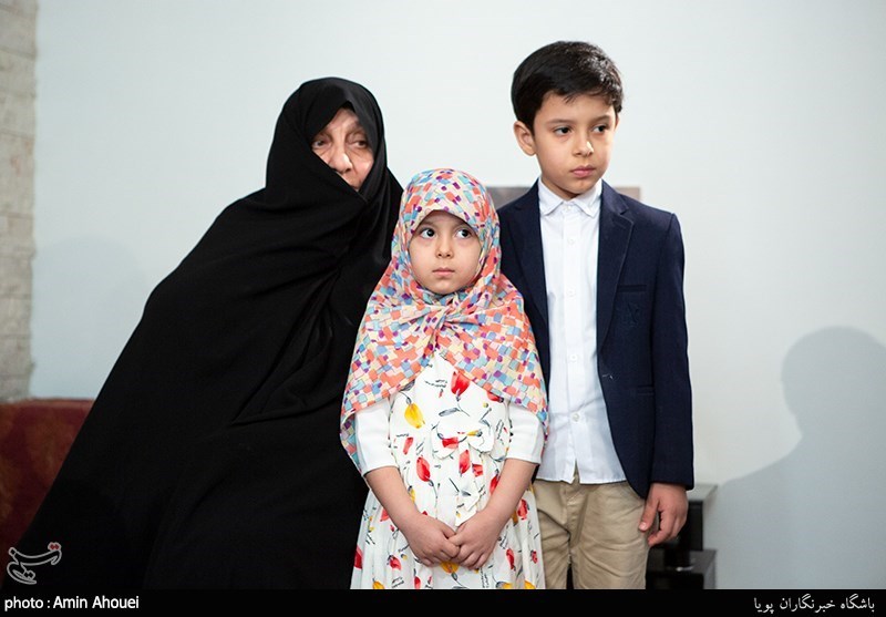 مادر شهید الله کرم به همراه فرزندان شهید