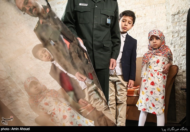 اهدای لباس تفحص شده شهید الله کرم به خانواده ایشان