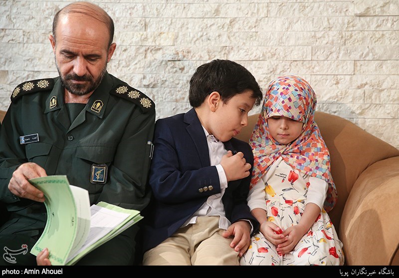 اهدای لباس تفحص شده شهید الله کرم به خانواده ایشان