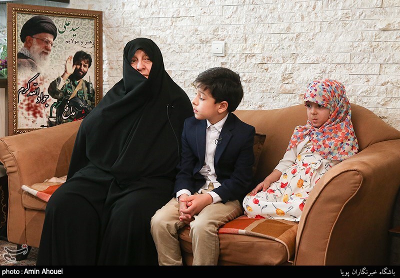 اهدای لباس تفحص شده شهید الله کرم به خانواده ایشان