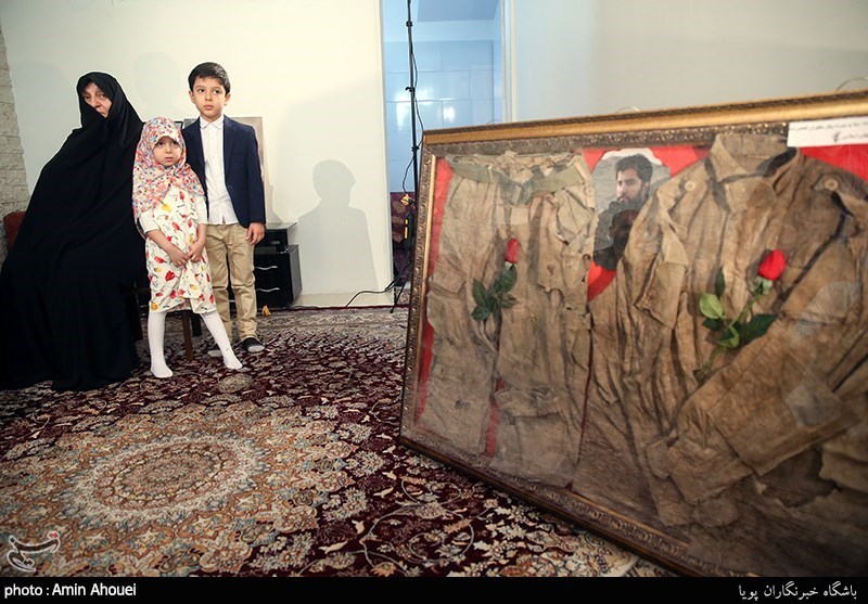 مادر شهید الله کرم به همراه فرزندان شهید