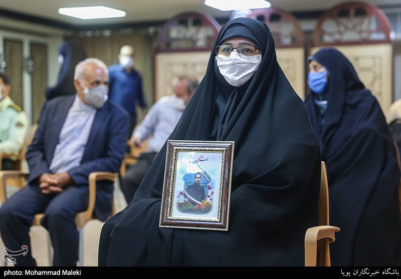 مادر شهید بایرامی در مراسم رونمایی از کتاب در مسیر آسمان