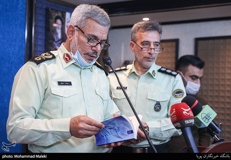 سردار محمد شرفی جانشین معاون هماهنگ کننده نیروی انتظامی در مراسم رونمایی از کتاب در مسیر آسمان